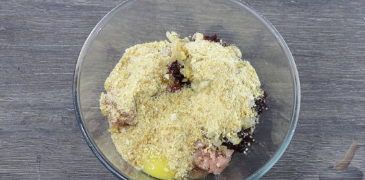 Котлеты со свеклой и жареным луком