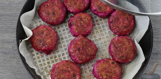 Котлеты со свеклой и жареным луком