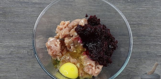 Котлеты со свеклой и жареным луком