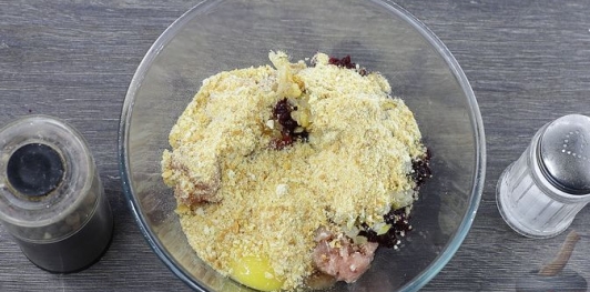 Котлеты со свеклой и жареным луком