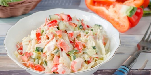 Крабовый салат с пекинской капустой, огурцом и перцем