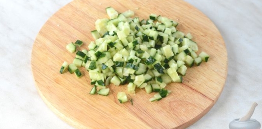 Крабовый салат с пекинской капустой, огурцом и перцем