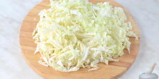 Крабовый салат с пекинской капустой, огурцом и перцем