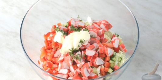 Крабовый салат с пекинской капустой, огурцом и перцем