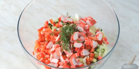 Крабовый салат с пекинской капустой, огурцом и перцем