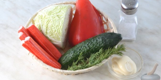 Крабовый салат с пекинской капустой, огурцом и перцем