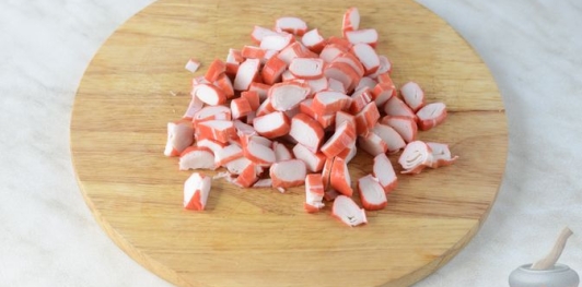 Крабовый салат с пекинской капустой, огурцом и перцем