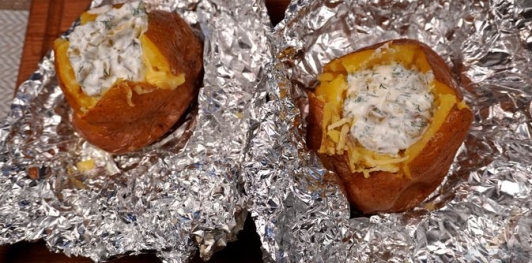Кумпир (запечённый картофель с начинкой)
