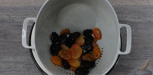Курица, фаршированная рисом, черносливом и курагой