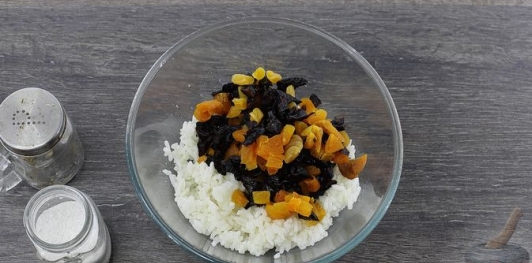 Курица, фаршированная рисом, черносливом и курагой