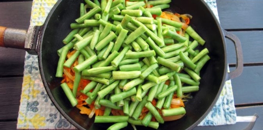 Куриная печень с кабачком и стручковой фасолью