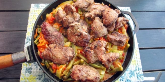 Куриная печень с кабачком и стручковой фасолью