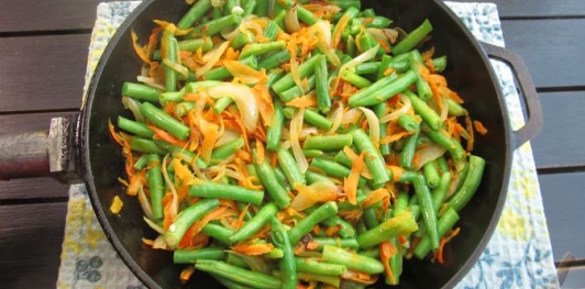 Куриная печень с кабачком и стручковой фасолью