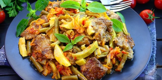 Куриная печень с кабачком и стручковой фасолью