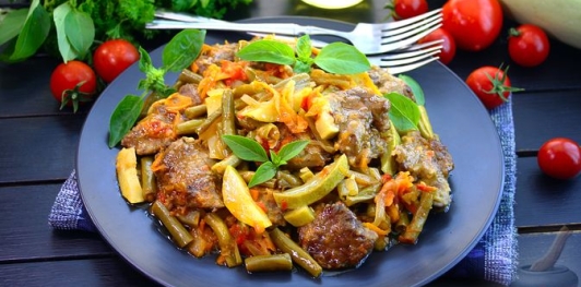 Куриная печень с кабачком и стручковой фасолью