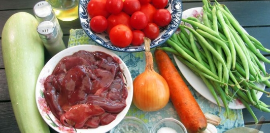 Куриная печень с кабачком и стручковой фасолью
