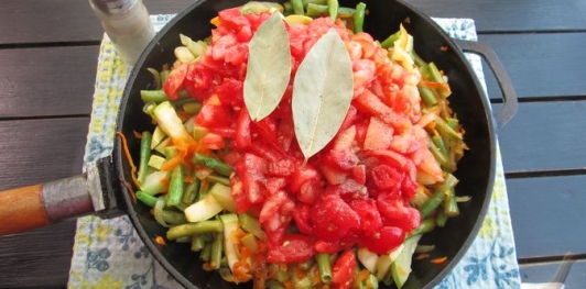 Куриная печень с кабачком и стручковой фасолью