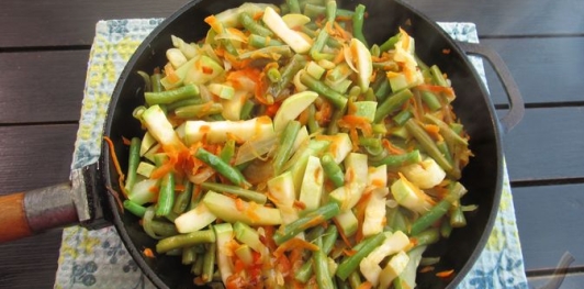Куриная печень с кабачком и стручковой фасолью