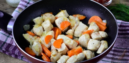 Куриное филе, тушенное с кукурузой и морковью в томатном соусе