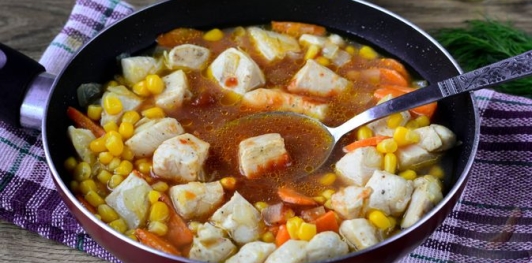 Куриное филе, тушенное с кукурузой и морковью в томатном соусе