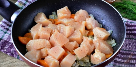 Куриное филе, тушенное с кукурузой и морковью в томатном соусе