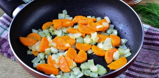 Куриное филе, тушенное с кукурузой и морковью в томатном соусе
