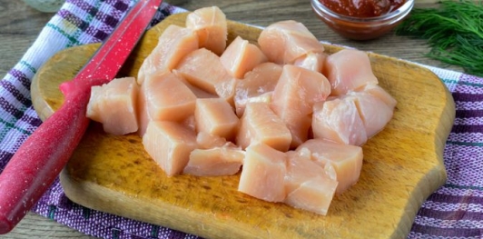 Куриное филе, тушенное с кукурузой и морковью в томатном соусе