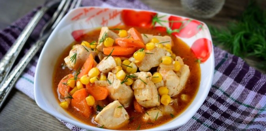 Куриное филе, тушенное с кукурузой и морковью в томатном соусе