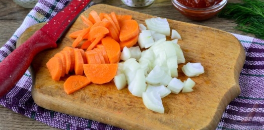Куриное филе, тушенное с кукурузой и морковью в томатном соусе