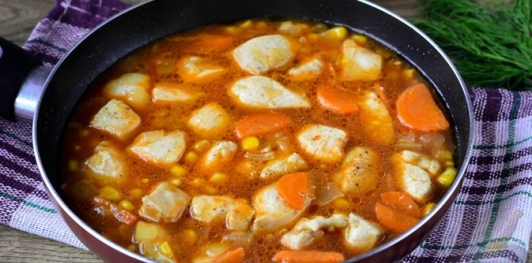 Куриное филе, тушенное с кукурузой и морковью в томатном соусе