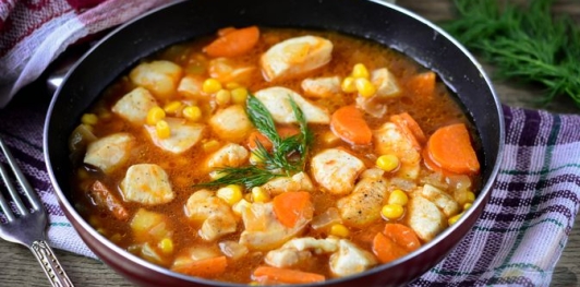 Куриное филе, тушенное с кукурузой и морковью в томатном соусе