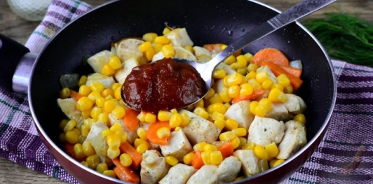 Куриное филе, тушенное с кукурузой и морковью в томатном соусе