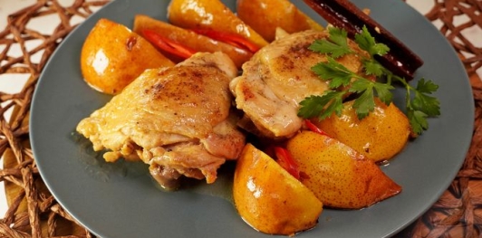 Куриные бёдра, тушенные с грушами