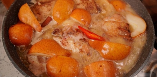 Куриные бёдра, тушенные с грушами