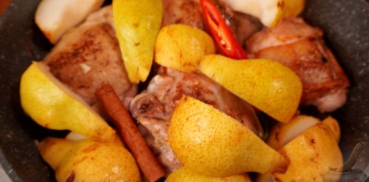 Куриные бёдра, тушенные с грушами