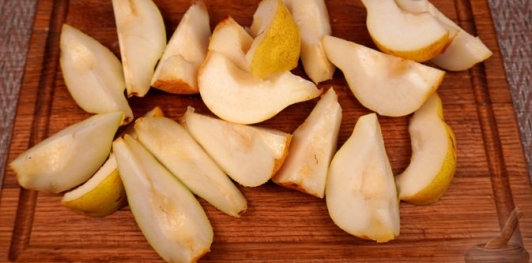 Куриные бёдра, тушенные с грушами
