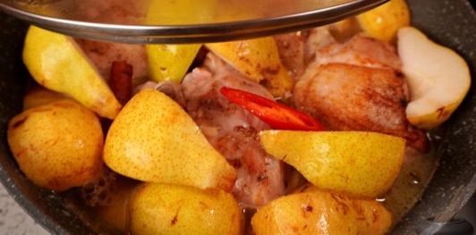 Куриные бёдра, тушенные с грушами