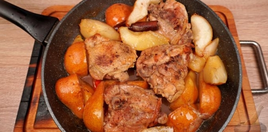 Куриные бёдра, тушенные с грушами