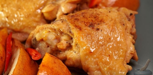 Куриные бёдра, тушенные с грушами