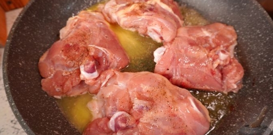 Куриные бёдра, тушенные с грушами