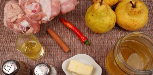 Куриные бёдра, тушенные с грушами