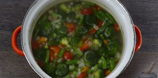Куриный суп с брокколи и стручковой фасолью