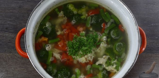 Куриный суп с брокколи и стручковой фасолью