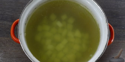 Куриный суп с брокколи и стручковой фасолью