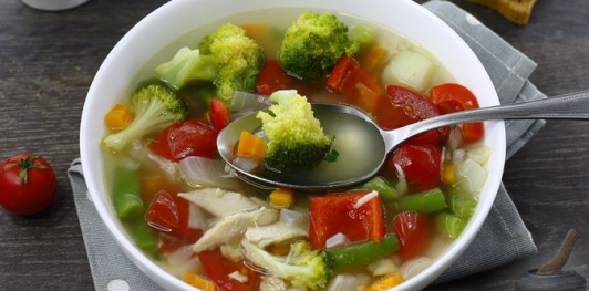 Куриный суп с брокколи и стручковой фасолью