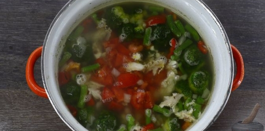 Куриный суп с брокколи и стручковой фасолью
