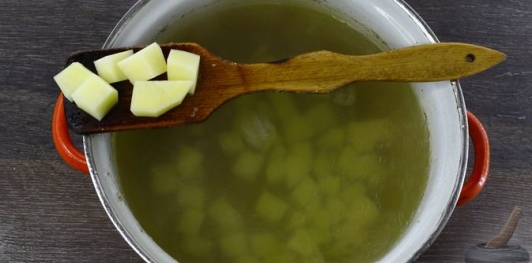 Куриный суп с брокколи и стручковой фасолью