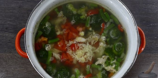 Куриный суп с брокколи и стручковой фасолью