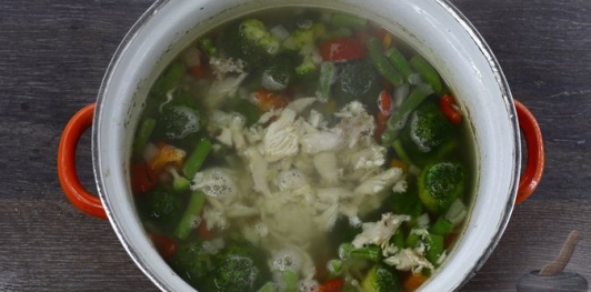 Куриный суп с брокколи и стручковой фасолью