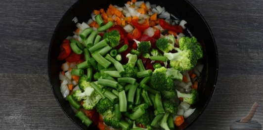 Куриный суп с брокколи и стручковой фасолью